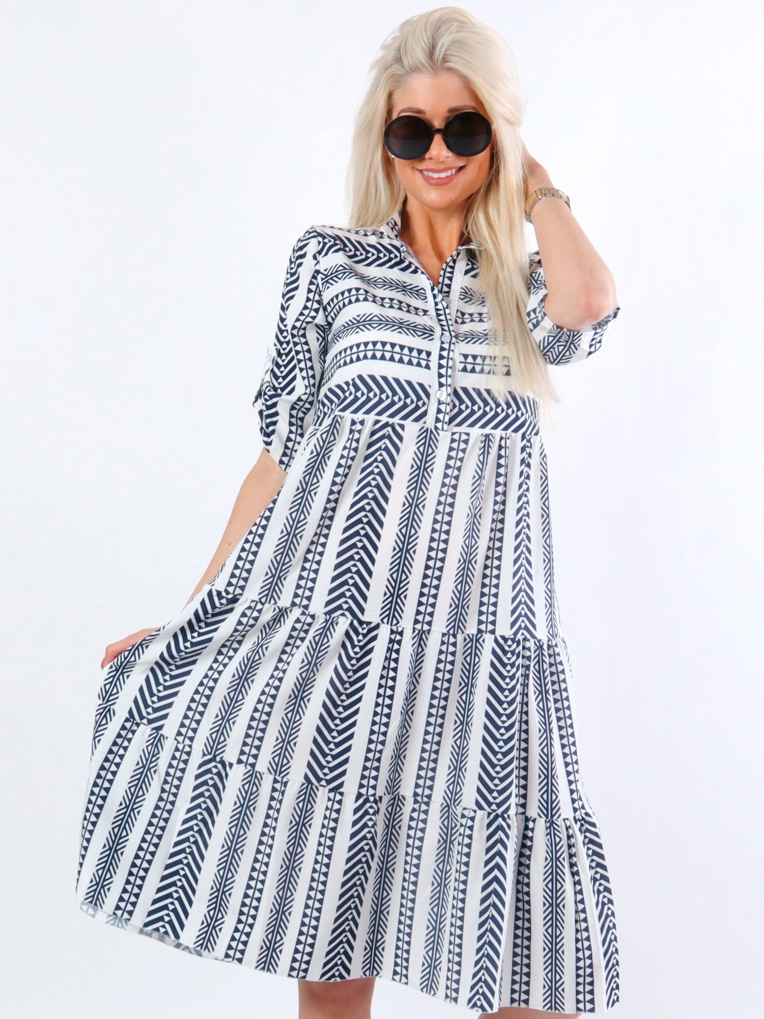 Marcelina - Hvid kjole med mønster og lag på lag look